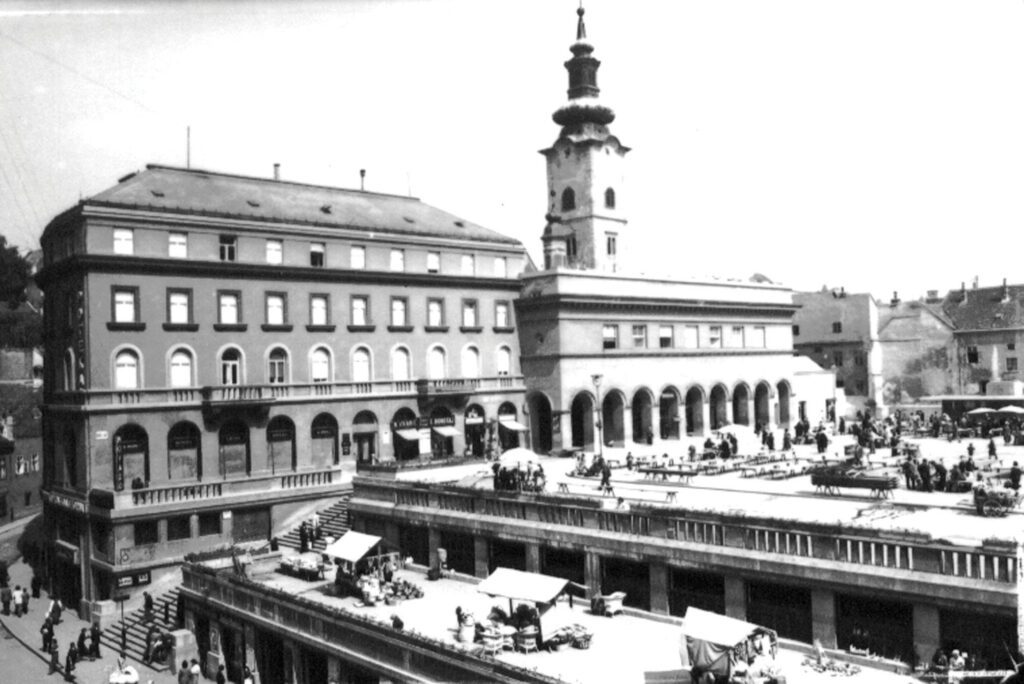 Tržnica Dolac oko 1935. godine s Bartulićevom kućom (Dolac 1), zgradom Tržnog nadzorništva (Dolac 2) i  crkvom sv. Marije na zapadnoj strani (Fototeka Muzeja grada Zagreba, 13.090, V-177)