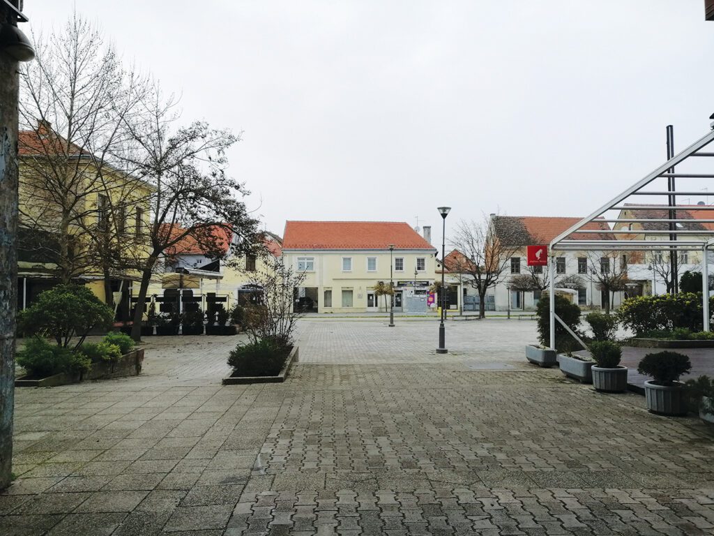 Trg hrvatskih branitelja
