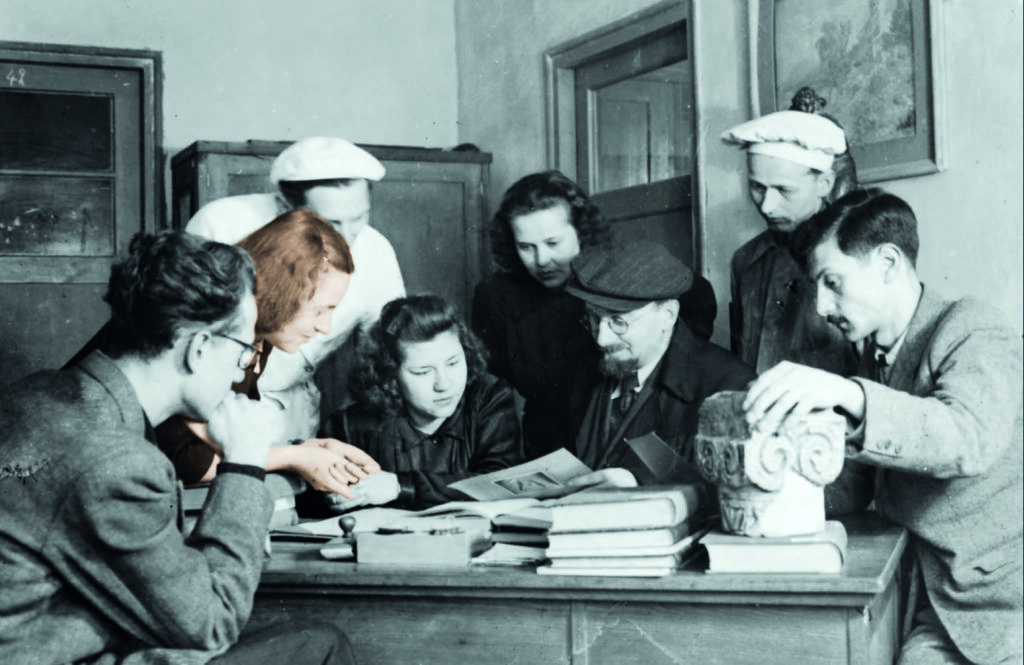 Lelja Dobronić (druga s lijeva) s kolegama iz Glipsoteke okupljenima oko dr. Antuna Bauera, 1947