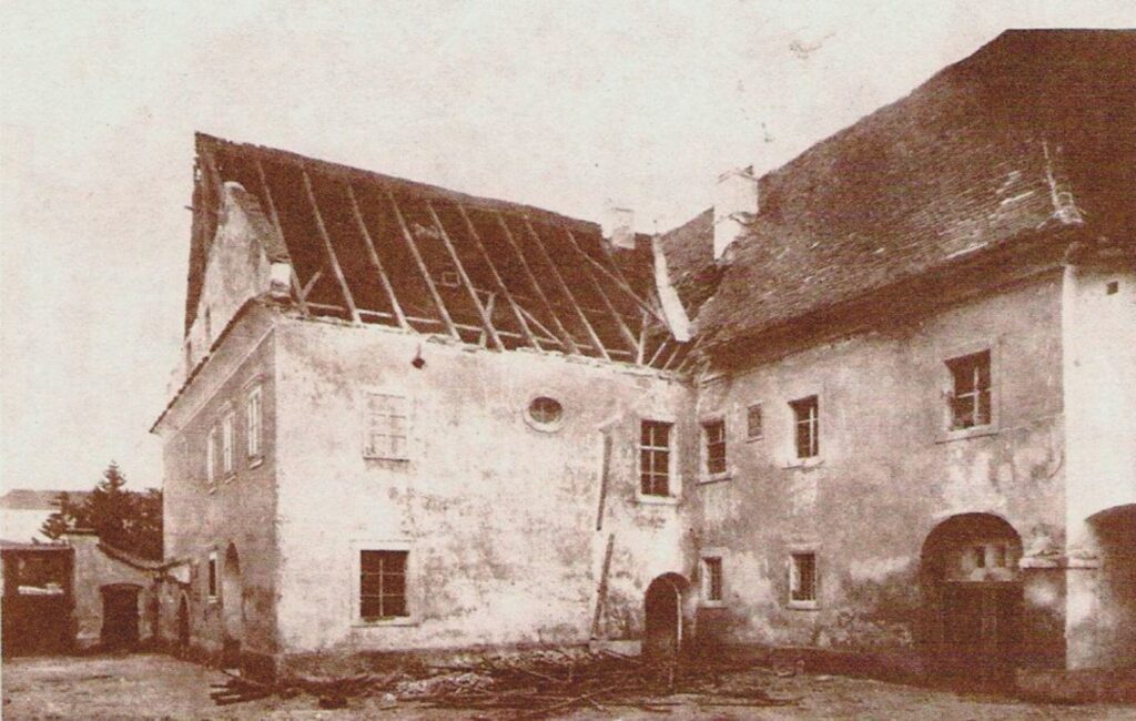 Dvorišna strana kurije na Kaptolu 28, poslije potresa 1880., foto: Ivan Stand