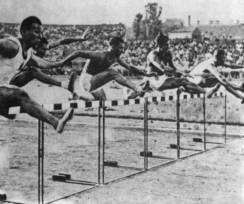 7. BAI, Istambul  1935.: Finale 110  m s preponama -  pobjednik Hristos  Mantikas (sasvim  desno