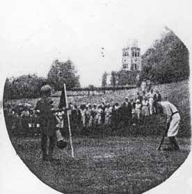 Gledaoci prate prvi ekzibicijski turnir, 
srpanj 1931