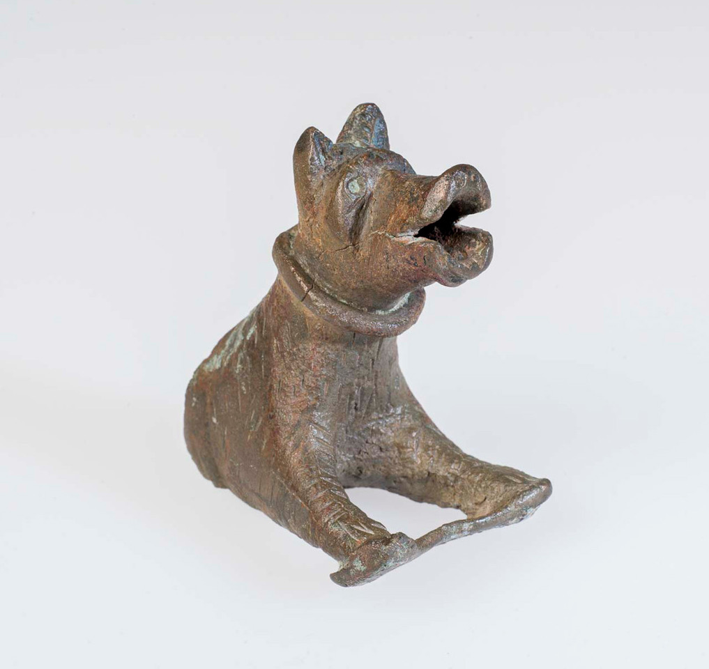 Ukrasna aplika u obliku psa, Egipat (?), 5.-6. stoljeće; snimio Igor Krajcar, AMZ