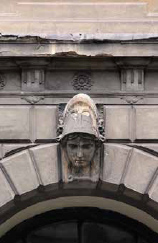 Glava Atene Palade, zaštitnice umjetnika i obrtnika, nad glavnim ulazom