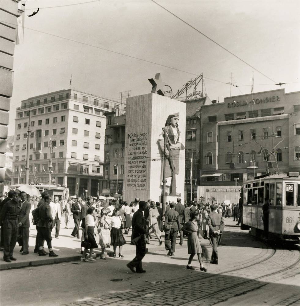 Kulisa kojom je sakriven spomenik banu Jelačiću, u
povodu kongresa AFŽ-a, srpanj 1945.