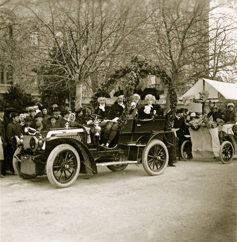 Budicki s veselim društvom u svom automobilu na
"Cvjetnom korzu" na Kazališnom trgu, 1. lipnja 1905.