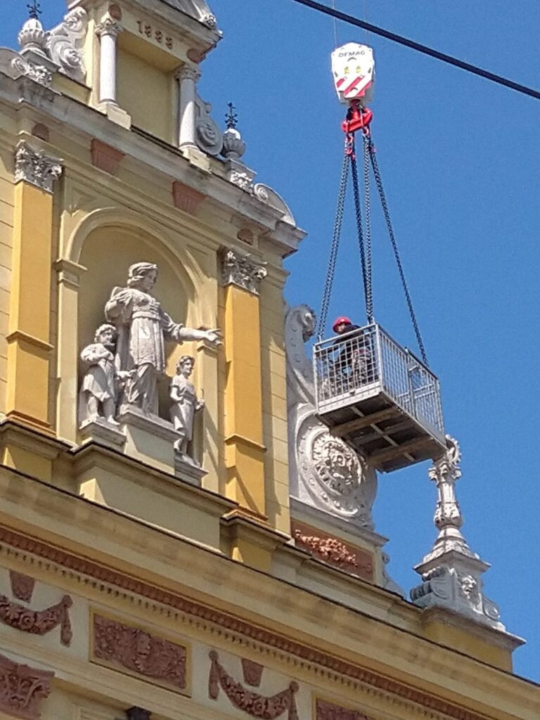 Alegorijska skulptura Dragutina Karla Moraka na vrhu pročelja iznad glavnog ulaza – provjera stanja nakon potresa 2020.; foto: MUO  