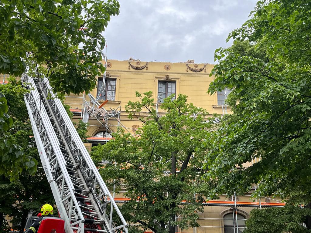 S visine se na Klaićevu srušio krovni vijenac; foto: Lana Silvar Dominić (HINA) i MUO  