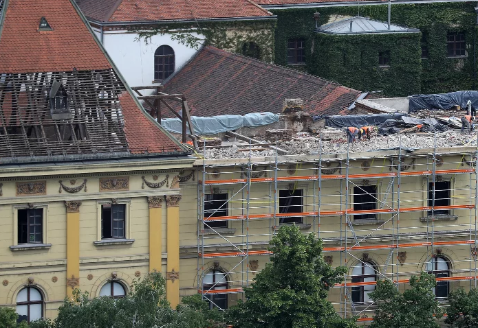 S visine se na Klaićevu srušio krovni vijenac; foto: Lana Silvar Dominić (HINA) i MUO  