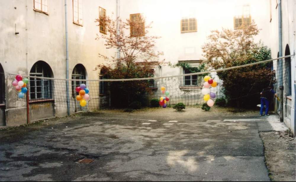 Atrij Gimnazije Tituša Brezovačkog 1990-ih godina. Zgrada je zadnji put prije potresa 2020. temeljito obnovljena davne 1916.; foto: Ljetopis Gimnazije