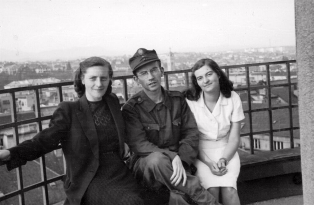 Anđela Horvat, Tihomil Stahuljak i Ana Boganović na minaretu zagrebačke džamije 1944.; snimio Ž. Deanović; fototeka Ministarstva kulture RH