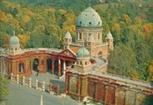 Mirogoj: odraz (ne)brige živih o gradu mrtvih  Glavni ulaz na Mirogoj 1970-ih godina, dio naslovnice fotomonografije „Mirogoj Zagreb 1873.-1973.“, izdavač GZH Zagreb, 1974.