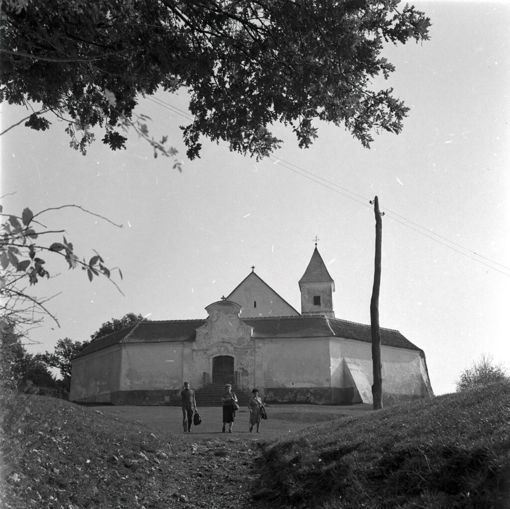 Terenski rad, Lobor, crkva Majke Božje Gorske, listopad 1966.; snimila Lj. Krtelj; fototeka Regionalnog zavoda za zaštitu spomenika kulture