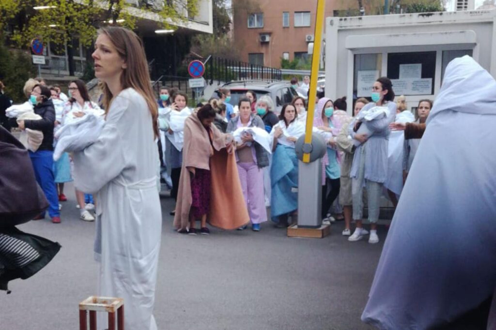  Fotografija koja je obišla svijet i postala jedan od simbola zagrebačkog potresa: trudnice i rodilje ispred Klinike u Petrovoj 13; foto: internet 