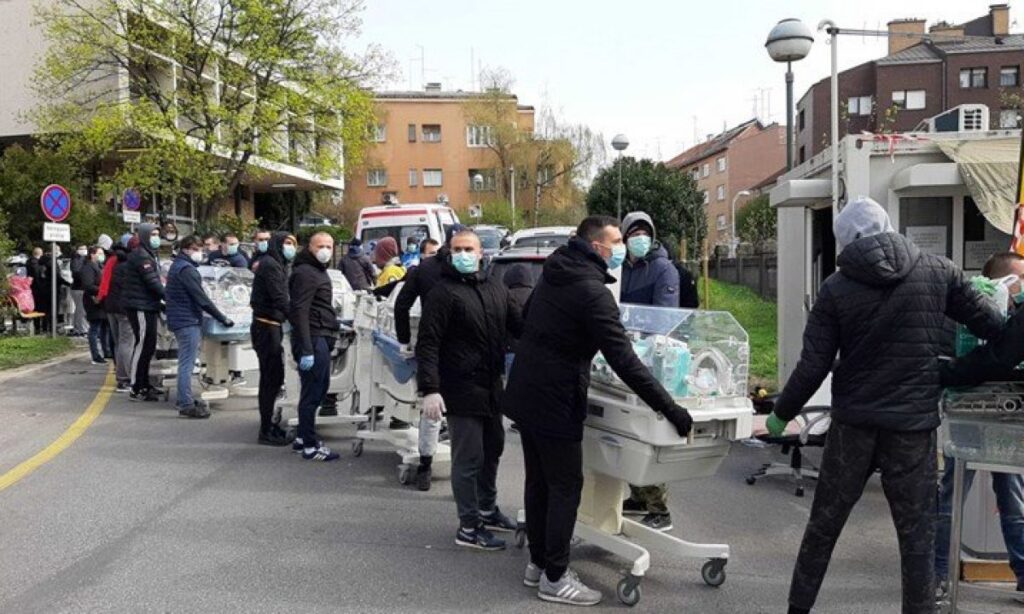 Simbol solidarnosti i organiziranosti: Bad Blue Boysi iz bolnice oštećene u potresu pažljivo iznose inkubatore