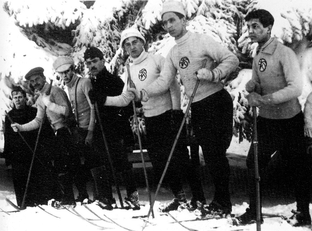 Članovi HAŠK-ove ski sekcije 1910. Medvednica